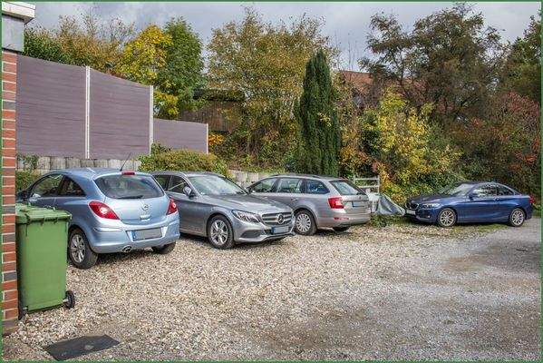 Reichlich Stellplätze in der Einfahrt