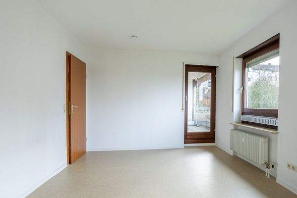 Helles Zimmer mit Balkon