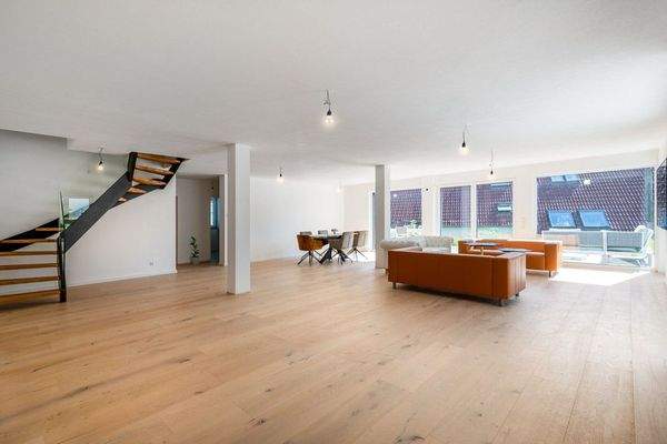 großes Wohn-/Esszimmer mit offener Küche (EG)