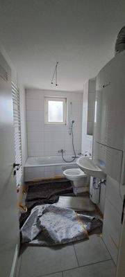 Tageslichtbad mit Wanne und WC.jpg