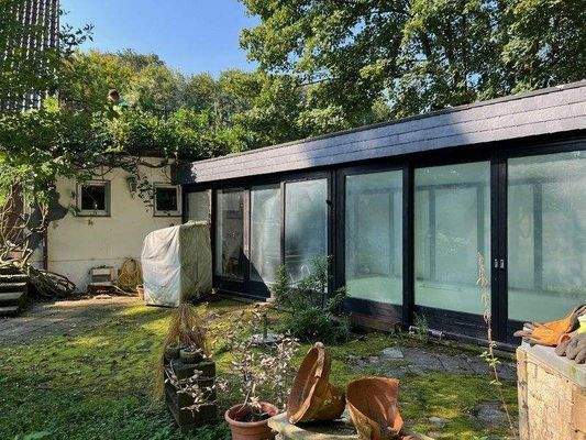 Blick auf das Gebäude mit Swimmingpool