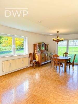 Lichtdurchfluteter Wohn-Essbereich mit Terrassenzugang