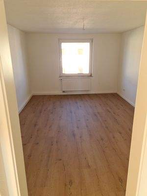 Leeres Zimmer mit Fenster