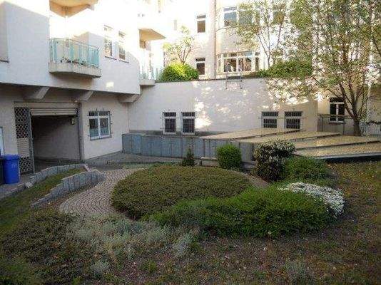 Hinterhof/ Tiefgarageneinfahrt