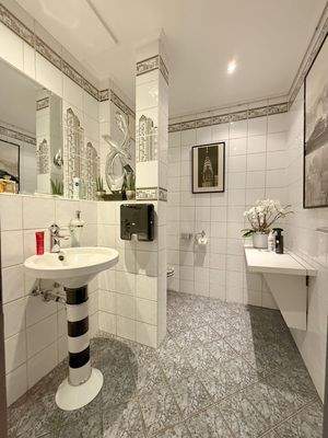 Hochwertig ausgeführter Sanitärbereich mit stilvollen Details.jpeg