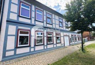 Repräsentative Straßenansicht des Mehrfamilienhauses in zentraler Lage