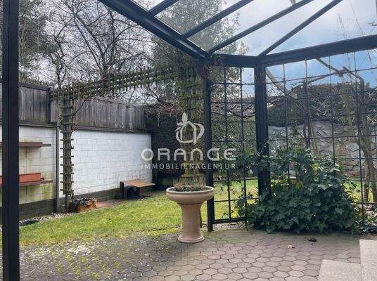 ...und Zugang zum überdachten Freisitz