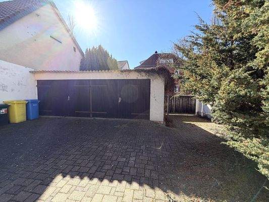 Hof mit zwei massiven Garagen