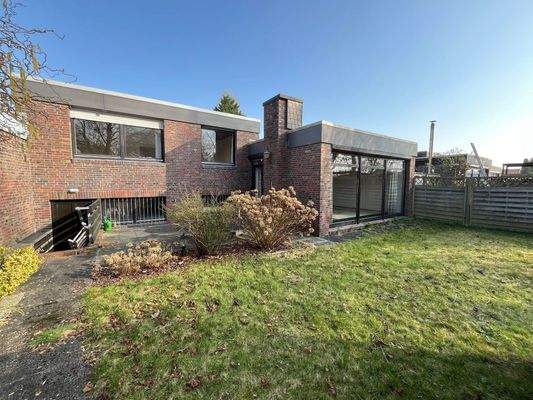 Eine klassische Rasenfläche  dominiert den Garten