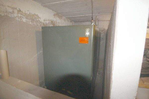 3.000 Liter fassender Erdöltank Keller