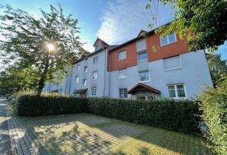 Hausfront mit Bäumen