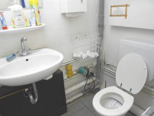 WC Herren u. Waschtisch