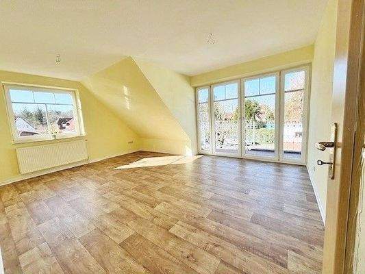 Wohn-Esszimmer mit Zugang zum Balkon.jpg