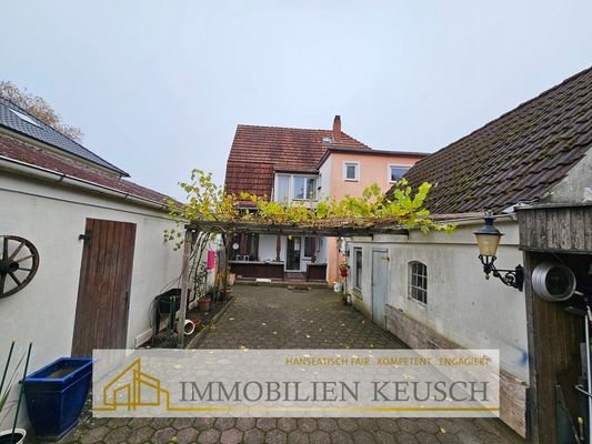 Nebengebäude + Haupthaus = viel Platz