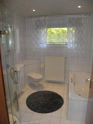 Bad mit Wanne und Dusche 