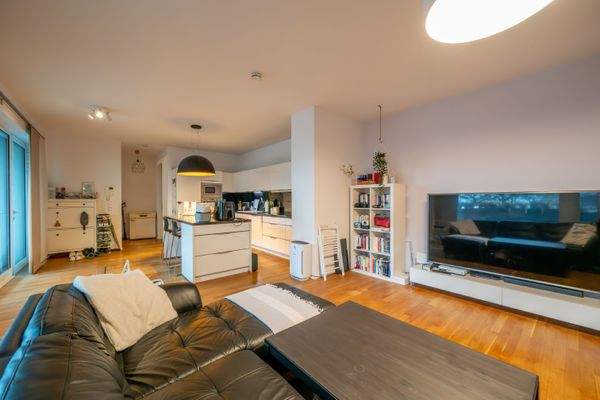 Wohnzimmer mit moderner offener Küche