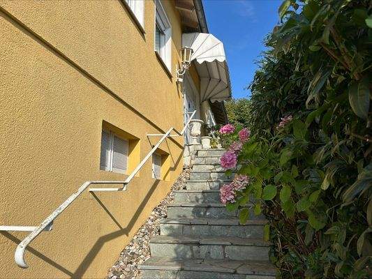 Treppe zum Haupteingang