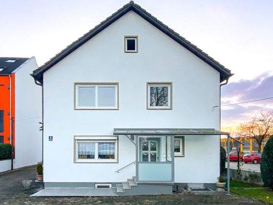 Das Wohnhaus im Abendlicht - stetig saniert und innstandgehalten