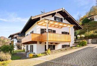 Hausansicht mit Zufahrt 