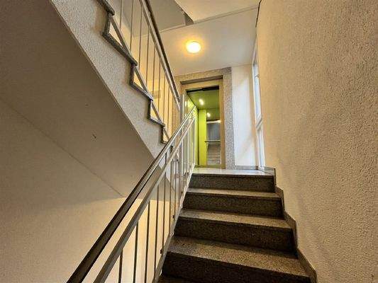 Aufzug und Treppenhaus