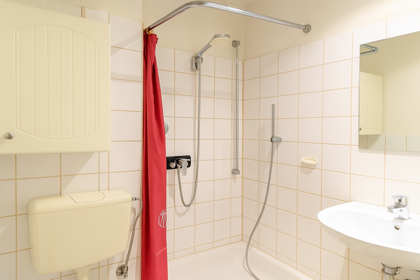 Badezimmer mit Duschbereich