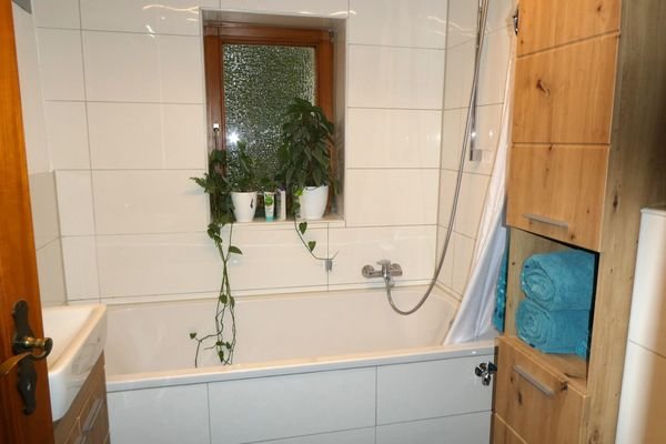 Modernes Bad mit Wanne -  Wo3