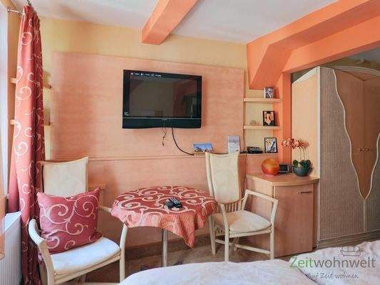 TV und Kleiderschrank