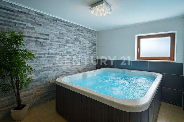 Wellnessbereich mit Whirlpool und modernem Wanddesign