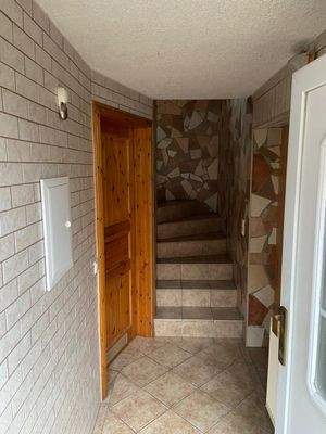 Innenflur im EG mit Zugang zum DG (links Badezimmer, DG: Wohnbereich der 2-Zimmer Wohnung)