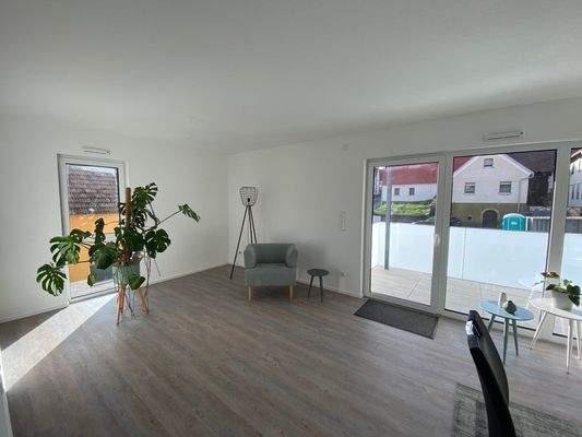 Wohnraum mit Zugang zum Balkon (Mobiliar nicht mitverkauft)