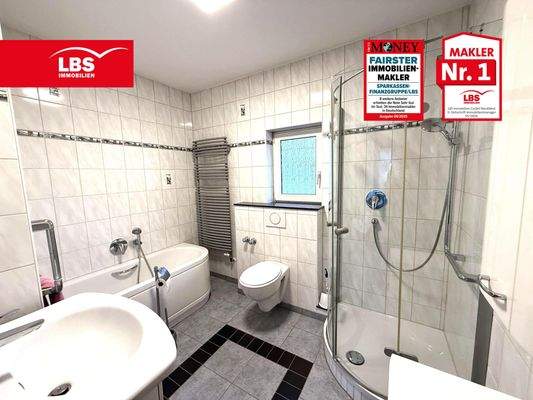 Bad mit Fenster, Wanne und Dusche