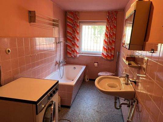 Zwischenstock EG/OG Bad und Hauswirtschaftsraum