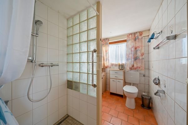 Tageslichtbadezimmer mit Dusche 