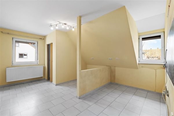 Die Küche im OG mit abgetrennter Speisekammer