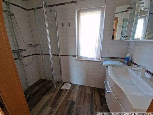 Bad mit Dusche und Fenster