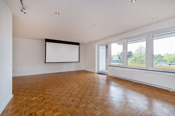 Wohnbereich mit eingebauter Leinwand