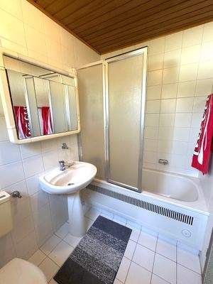 Badezimmer mit Wanne und Duschabtrennung.jpg