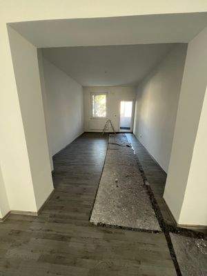 Helles Wohnzimmer mit Fenster