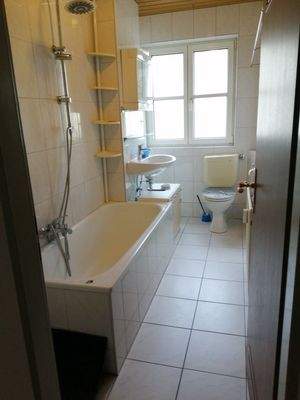 Bad mit Wanne und Fenster