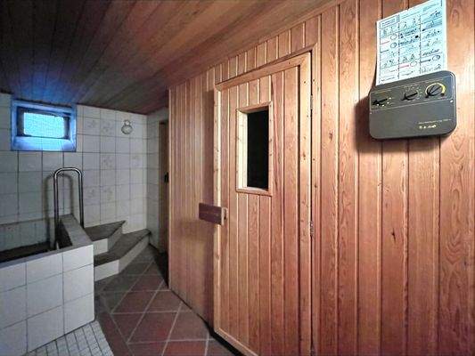 Sauna im Keller mit Tauchbecken z. Dusche