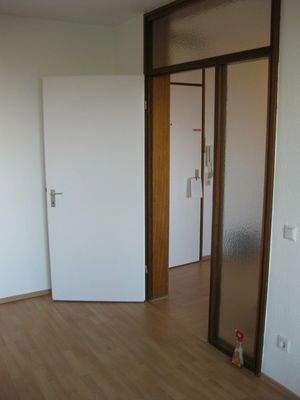 Wohnzimmer mit Zugang zur Diele