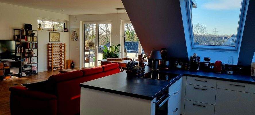 Blick von Küche in den Wohnbereich