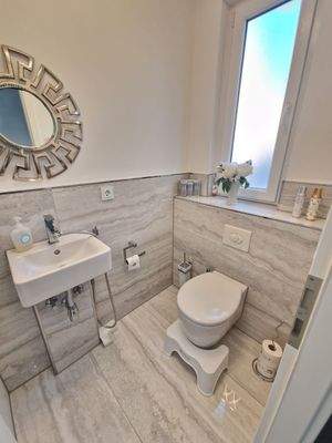 Modernes WC mit Fenster