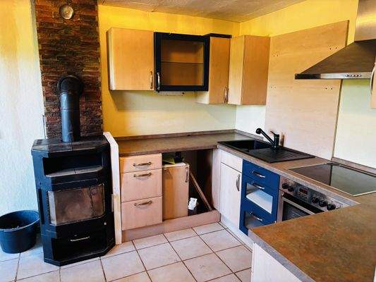 Küche, u.a. mit Holzofen