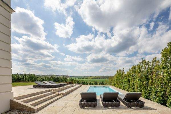 Pool & Garten mit unverbaubarem Weitblick
