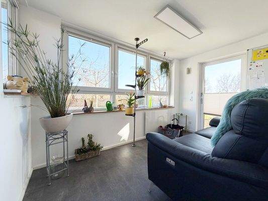 EG Wintergarten: Heller Rückzugsort mit Blick ins Grün für ruhige Lesestunden