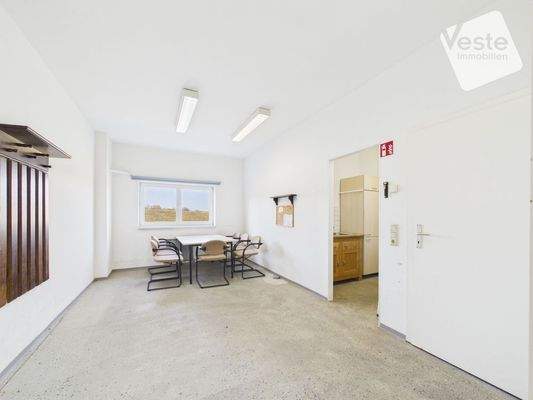 Mitarbeiterraum mit Kochnische