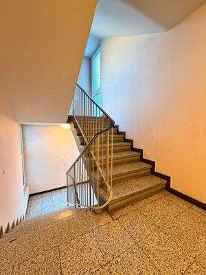 Treppenhaus mit Aufzug