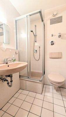 Badezimmer mit Dusche