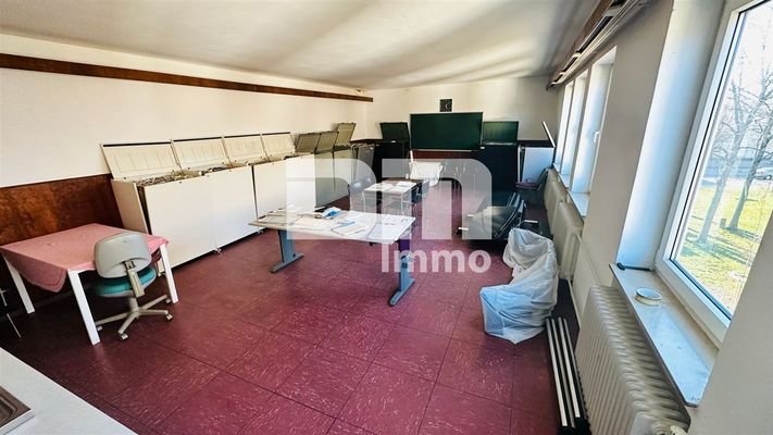 2. OG Bürogebäude Büroraum groß